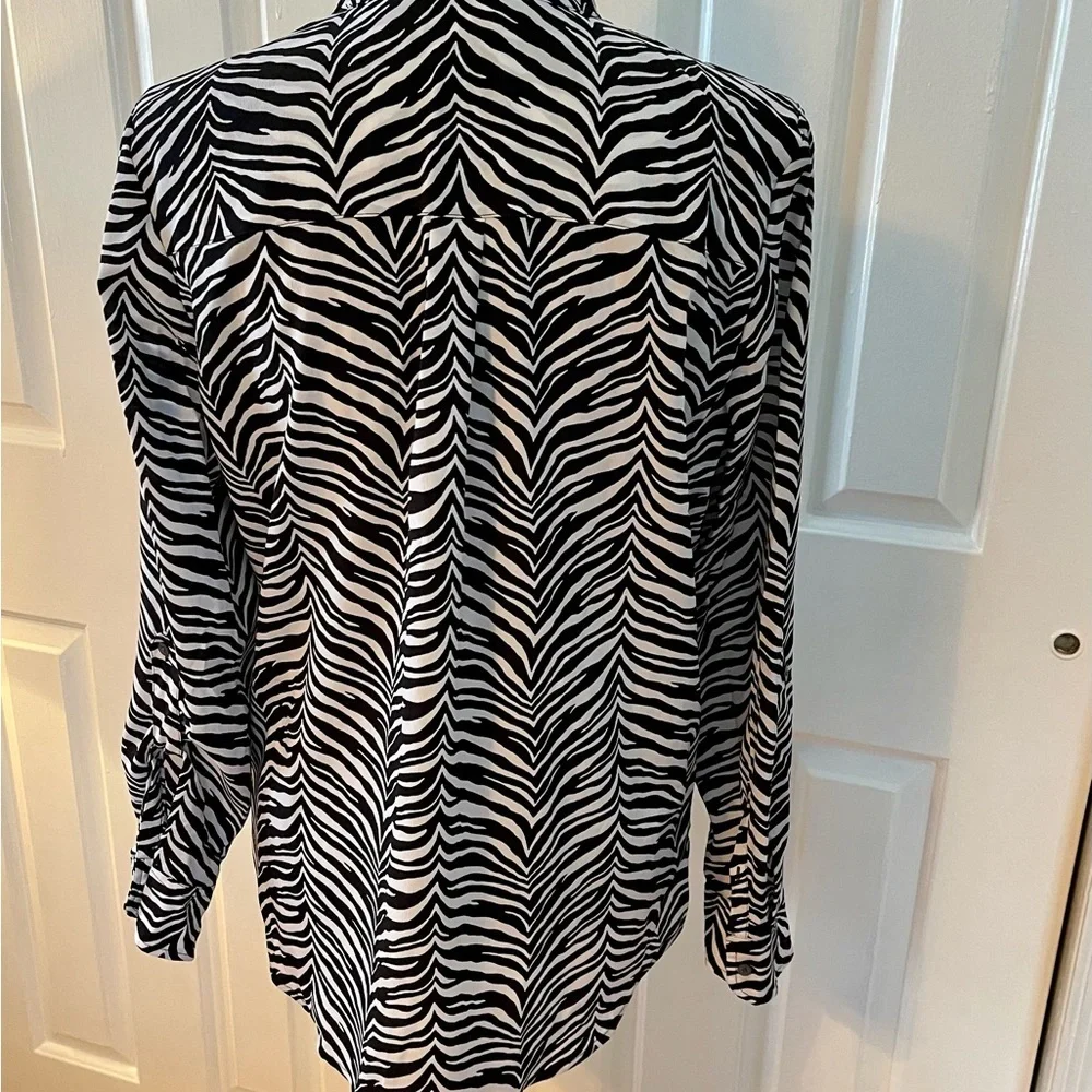 💕Talbots size 10 button down blouse. Black and white animal print - Picture 3 of 6